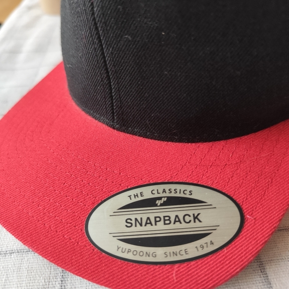4/$50⭐️Lids Hat Snapback Adjustable Baseball Cap Black Red - Picture 4 of 4